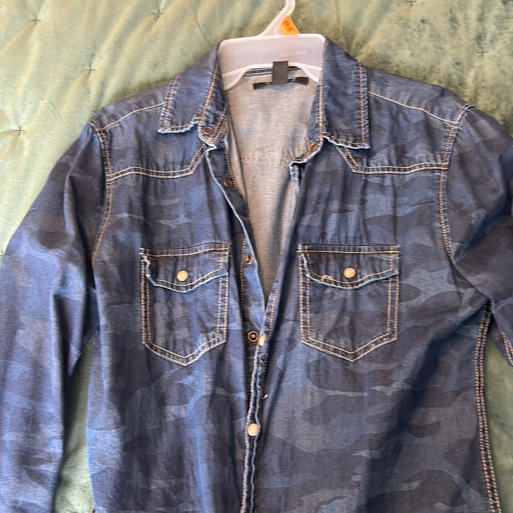 Men’s Forever 21 blue fades camouflage snap-button shirt